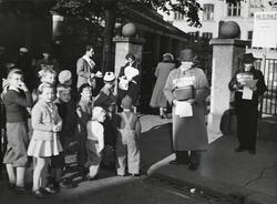 Kommunevalget 1951. Listebærere utenfor Tøyen skole.