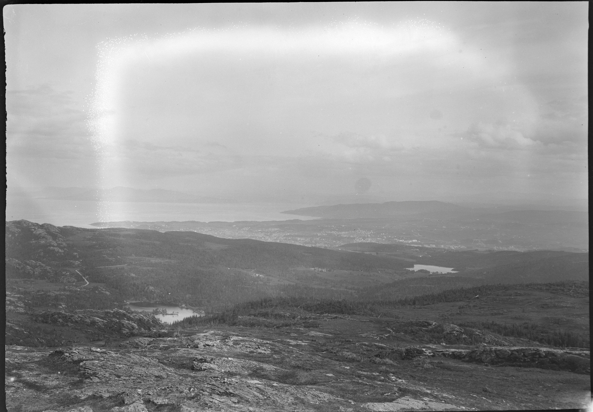 Utsikt over bymarka mot Trondheim, med kobberdammen (t.v.) og baklidammen. Bildet er tatt fra toppen av Gråkallen.