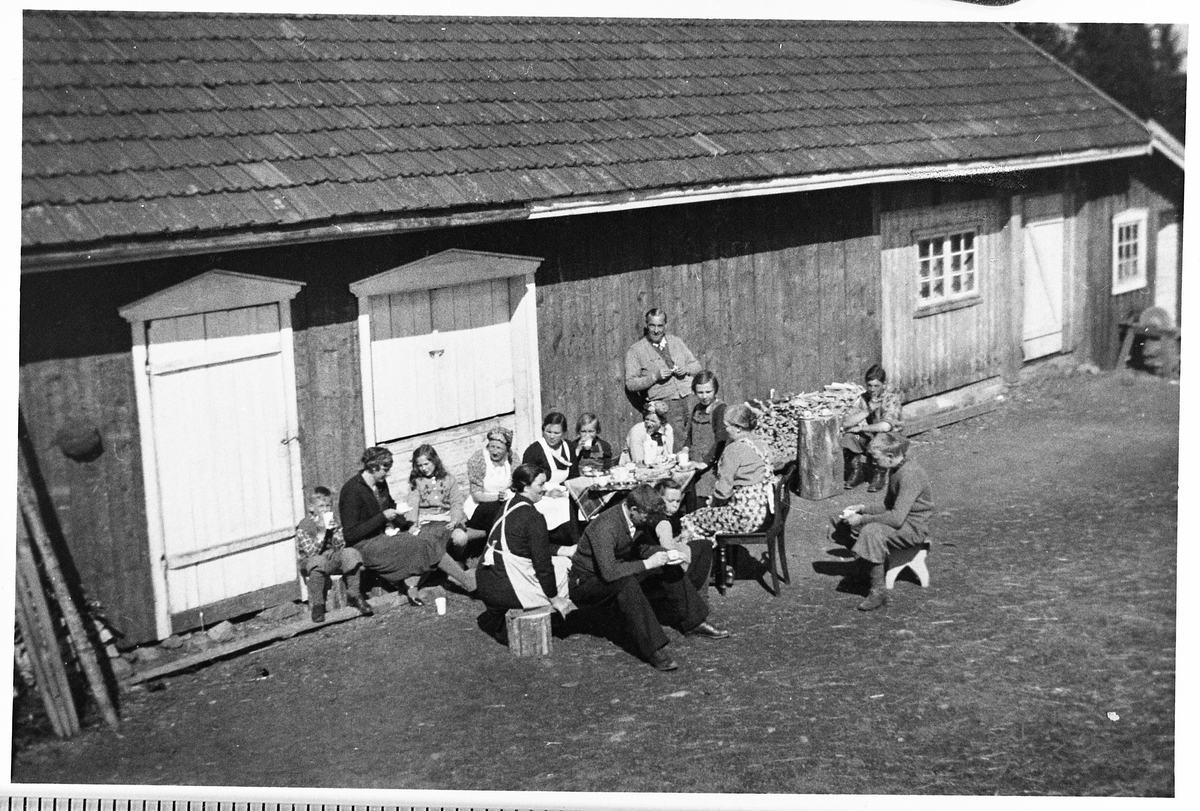 Kaffekos ved en låvevegg 1940. Seks personer kom gjennom skogen fra Lena da de måtte rømme. Tre var fra Oslo, tre fra Lena.