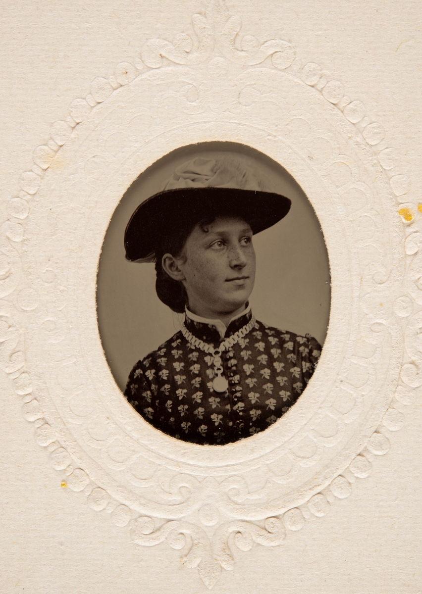 Portrett av kvinne med hatt.