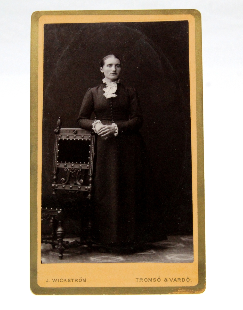Portrett av kvinne. Fotografi fra album etter Karoline Nilsen (1862-1947). Karoline Nilsen (Grelsen) var født på Rognmo. Flyttet til Karlstad, Målselv. Fotograf J. Wickstrøm, Tromsø.