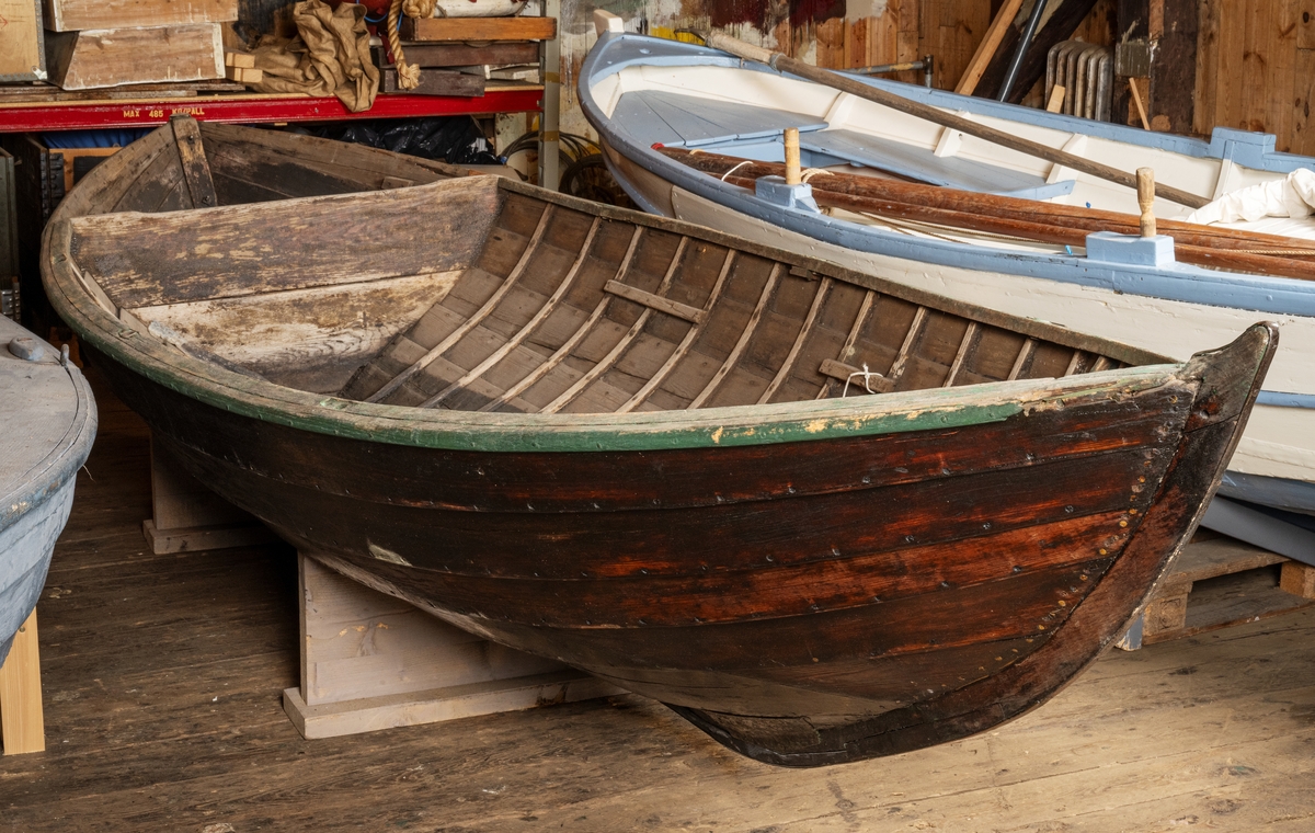 A fishing boat of clinker-built pine with a live fish storage compartment that is open to the water.
The Hedelin family built 16 and 17 foot rowing boats of this type for several generations. The "Hedelin sump" was a well known type of boat in the Stockholm archipelago.
The 17-footers were sometimes equipped with a small inboard; this was unnecessary in the 16-footer since it was so easy to row.
The boats could also be rigged with a simple sprit or lugsail. The oars were always placed in locks.
