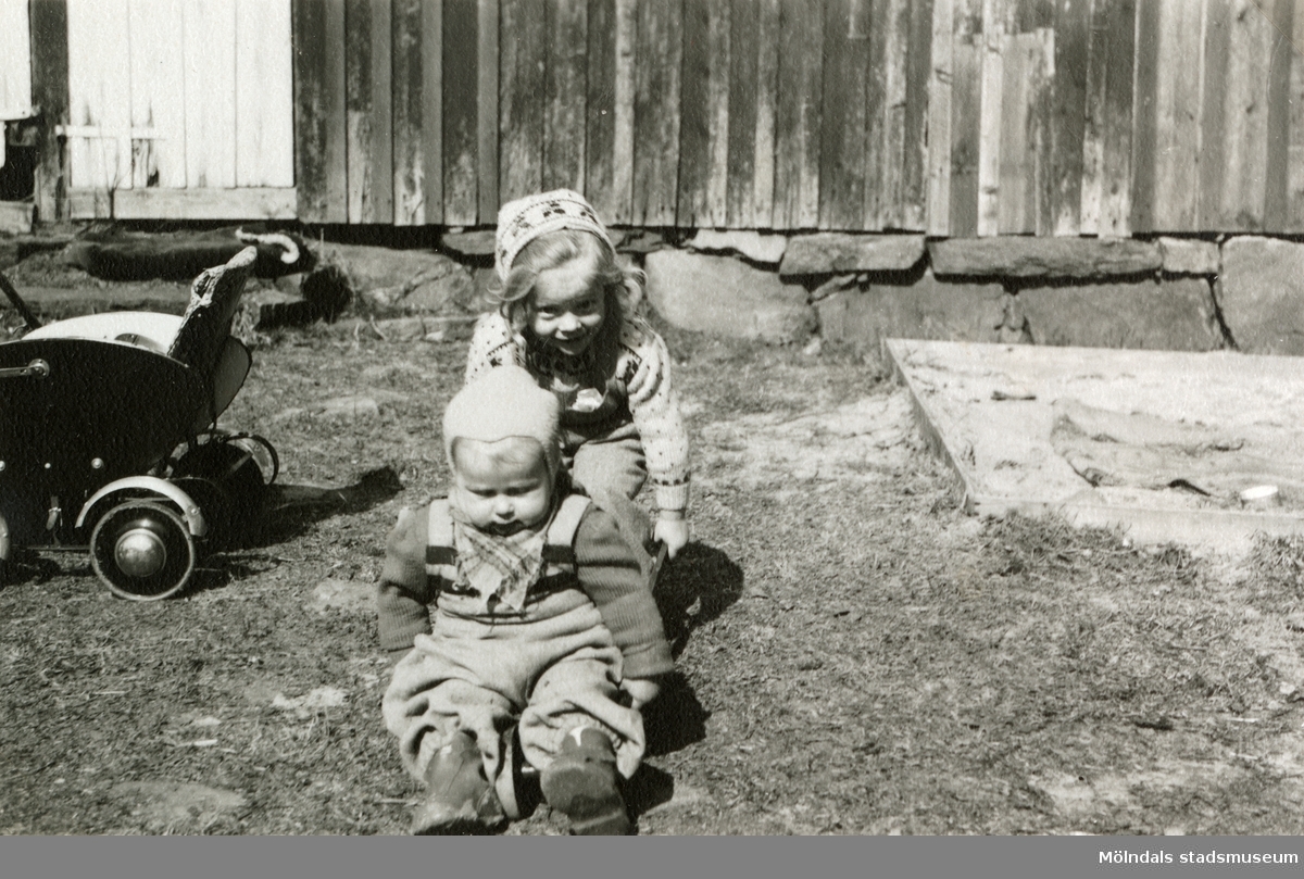 Eva Pettersson (gift Kempe) leker med sin lilla kusin Stina Krantz, Stretered år 1946. De var på besök hos mormor/farmor och morfar/farfar.