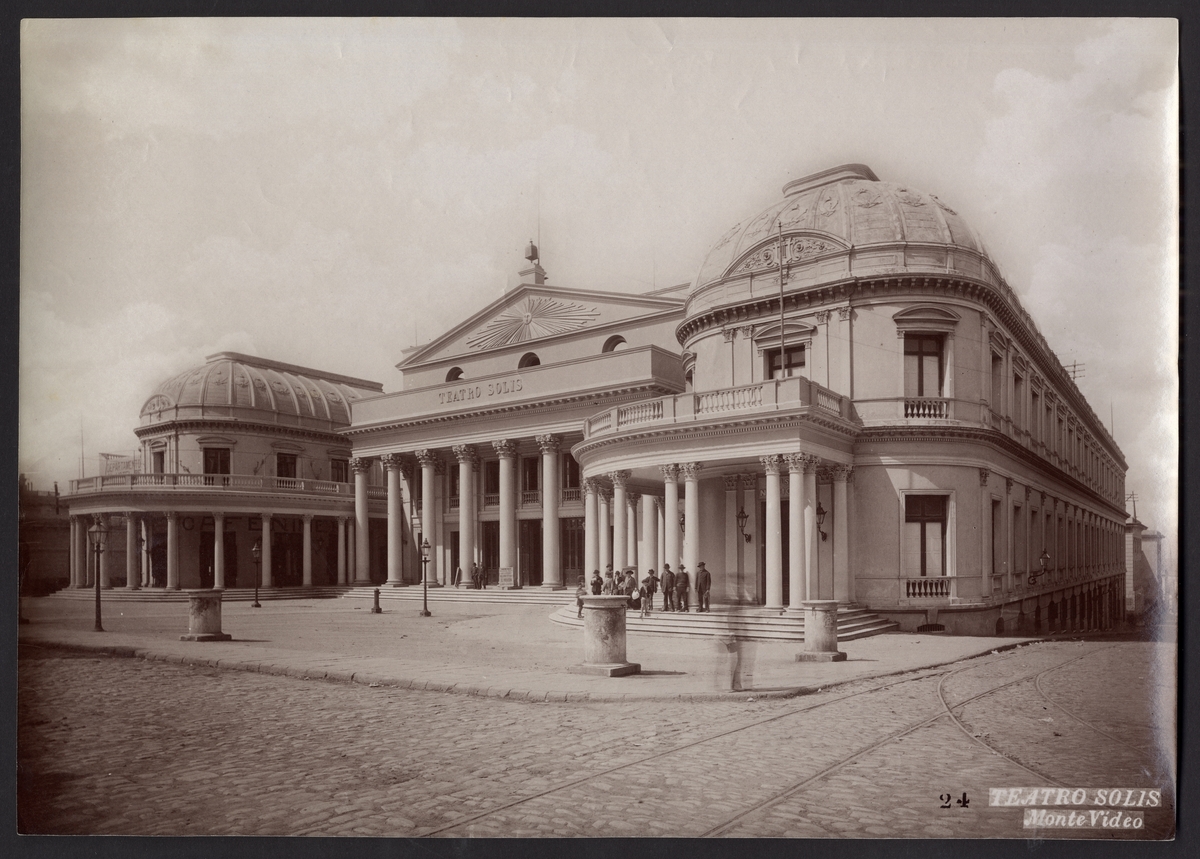 Bilden visar Teatro Solis i Montevideo. Enligt påskrift på baksidan samlades bilden in under korvetten Balders långresa 1895.