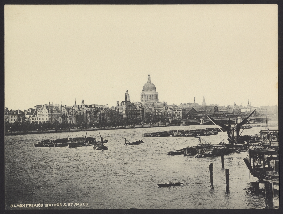 Bilden visar byggnationen av Blackfriars Bridge. Mitt i floden byggs det fundament till den nya bron. I bakgrunden syns City of London och Sankt Paulskatedralens kuppol.