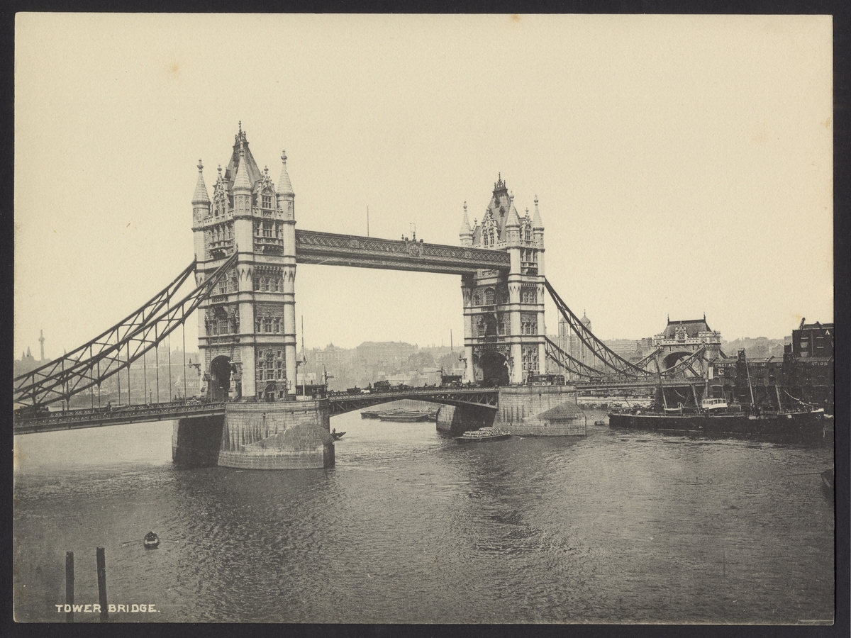 Bilden visar Tower Bridge i London.