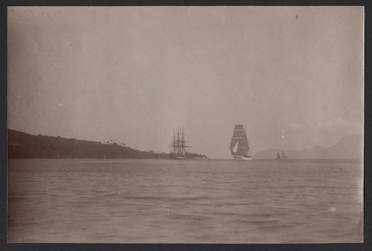 Bilden visar fregatten Vanadis till ankars utanför Tahiti. Bredvid henne syns två andra segelfartyg som har seglen satta.