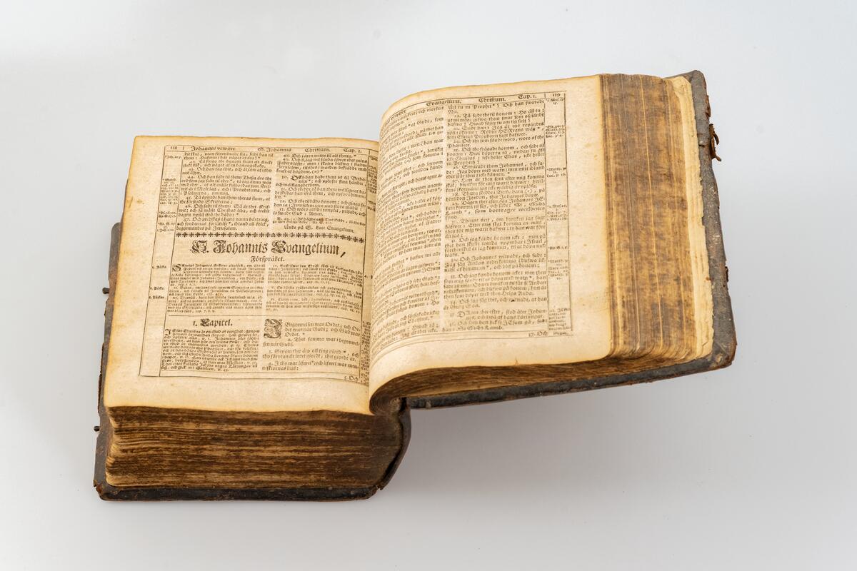 Fredrik I's bibel, publicerad 1729, med handskrivna noteringar i uppslaget. Helt skinnband med blindpressad rygg, knäppning med rikt ornerade mässingsbeslag.