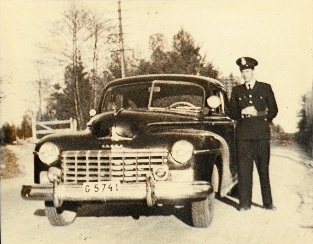Statspolisen 1951. Erik Tegheim vid en polisbil.