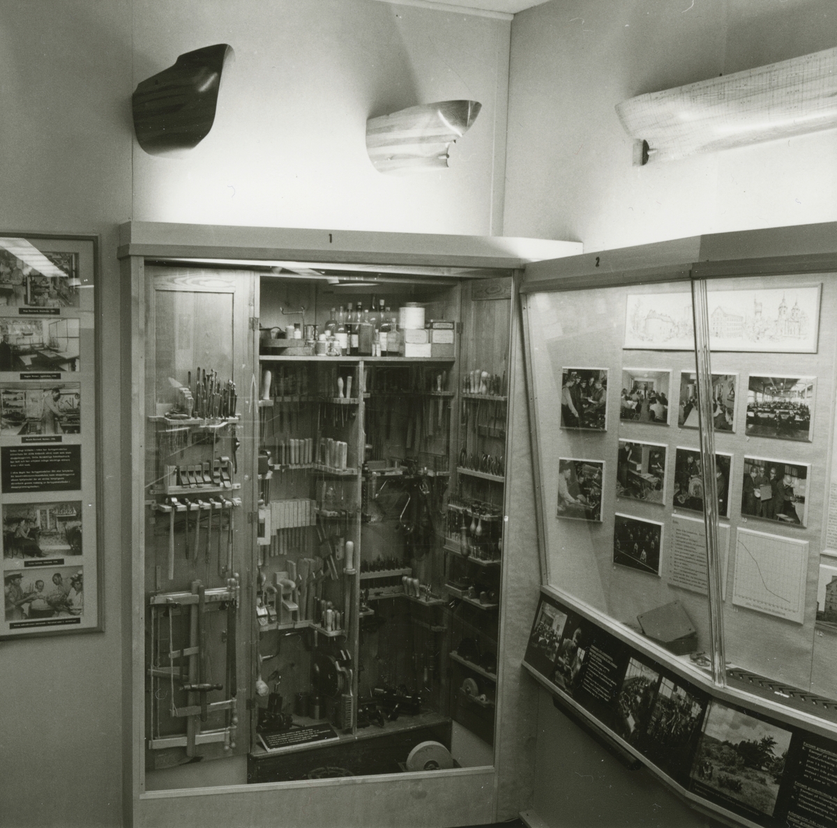 Sjöhistoriska museets permanenta utställning fotograferad 1987. Verktygsskåp innehållande ca 300 verktyg som tillhört marindirektören Hugo Åkermark, modellbyggare mellan år 1907 och 1946.