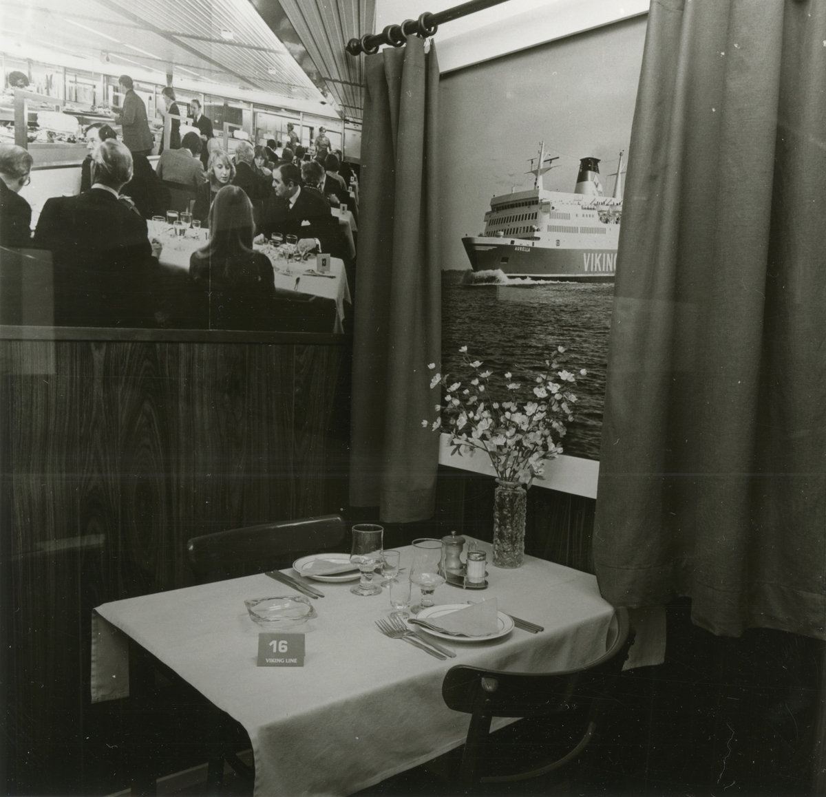Den permanenta utställningen fotograferad 1987. Dukat restaurangbord så som på passagerarfärjan Viking Line.
