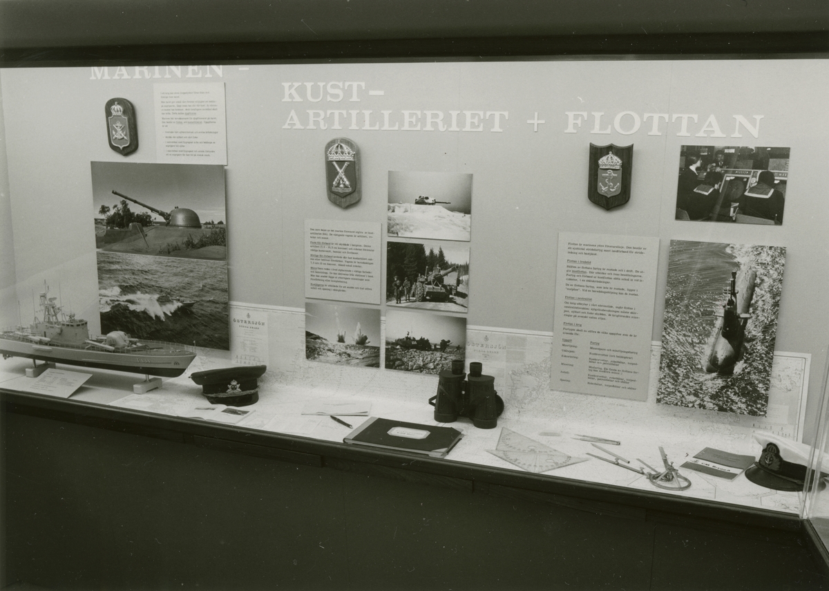 Sjöhistoriska museets permanenta utställning fotograferad 1987. Monter som visar "Marinen, Kustartilleriet + Flottan", 1900-talet. Fartygsmodell av torpedbåt NORRKÖPING (T131) samt diverse föremål.