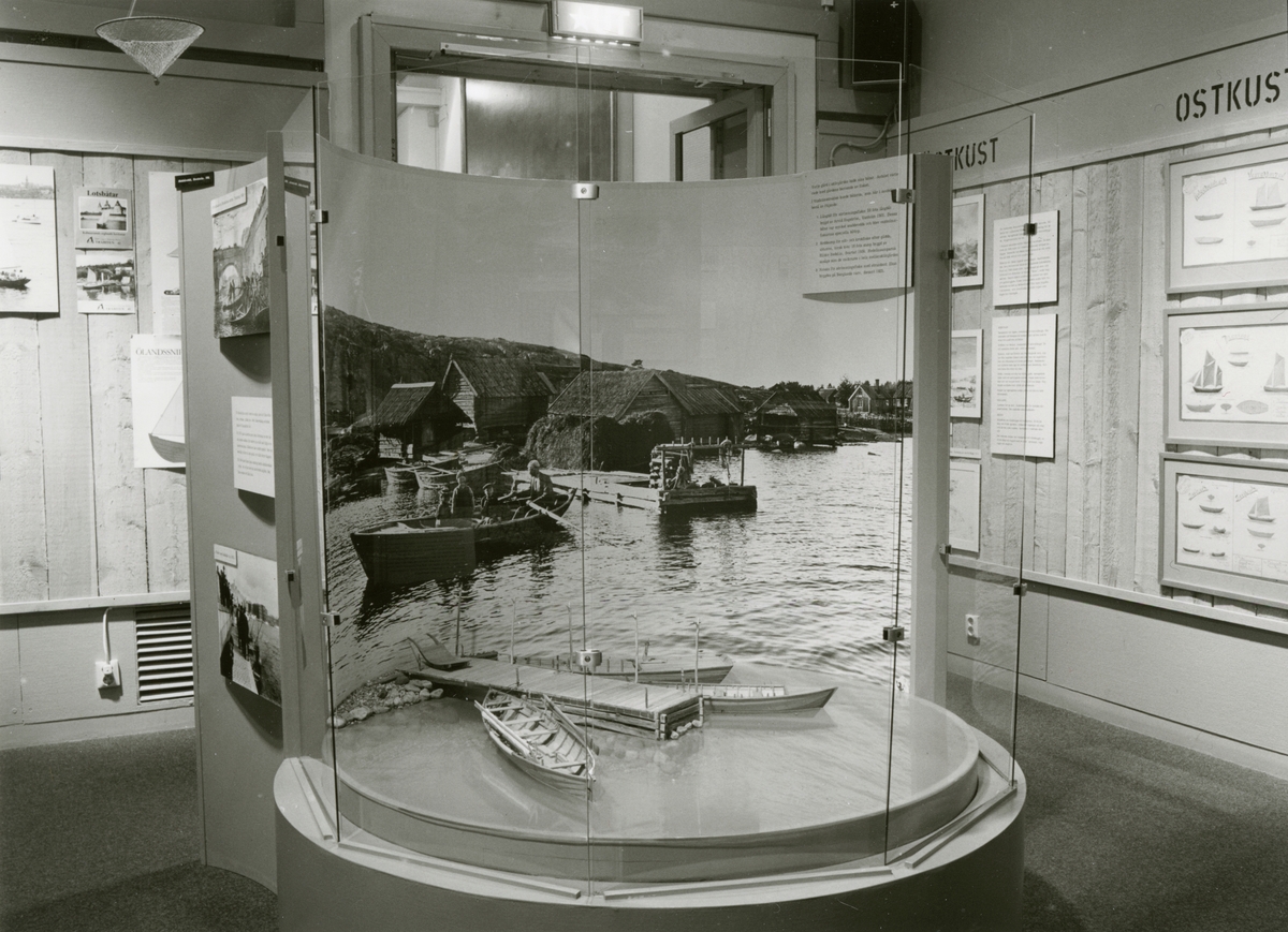 Den permanenta utställningen fotograferad 1987. Monter som berättar om båtar vid gårdar i Vaxholms skärgård. Långbåt, sump och noteka.
