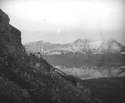 Gruve 1 Amerikanergruva Kullsilo I bakgrunnen Adventfjorden 