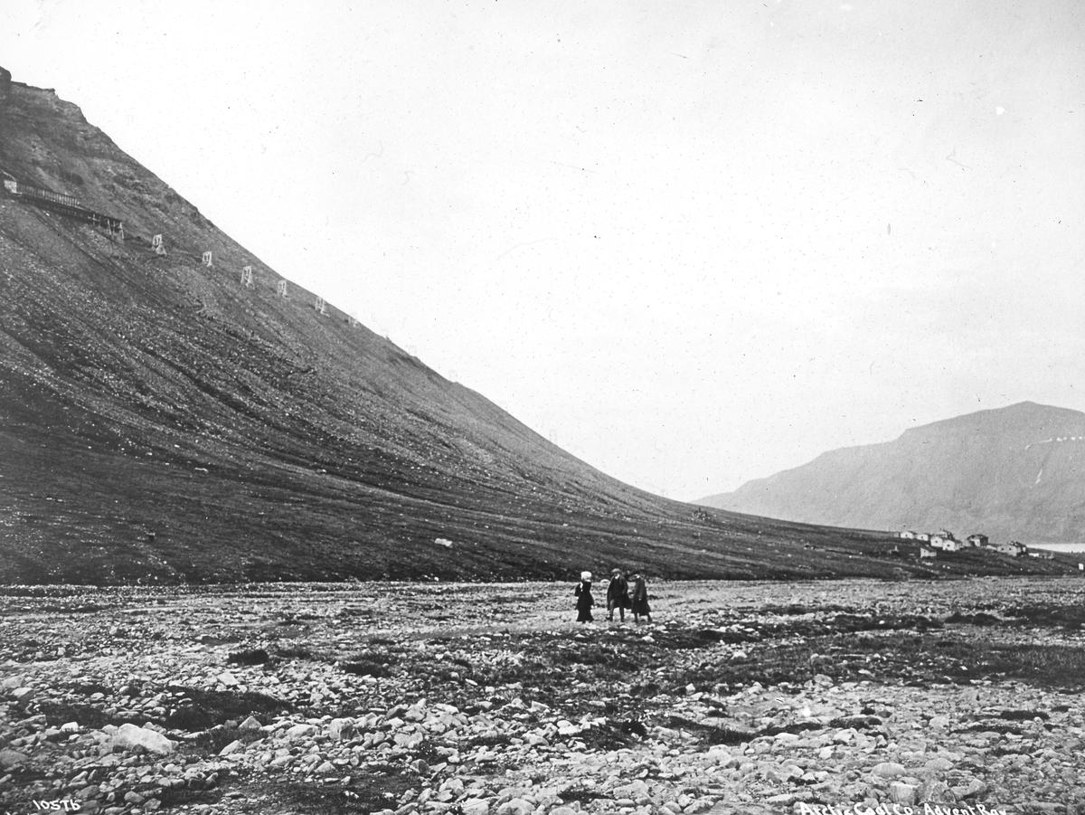 Longyear City Longyearbyen Taubane Gruve 1 Mennesker Tekst med bildet: 1912. Grube 1. Taugbane. Byen fra d.