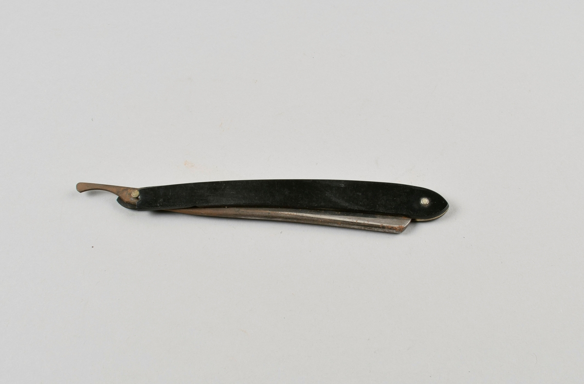 Sammenleggbar barberkniv med stålblad og sort skaft
