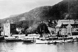 Havna i Bergen, med mange båter ved kai. DS Polarlys blant d
