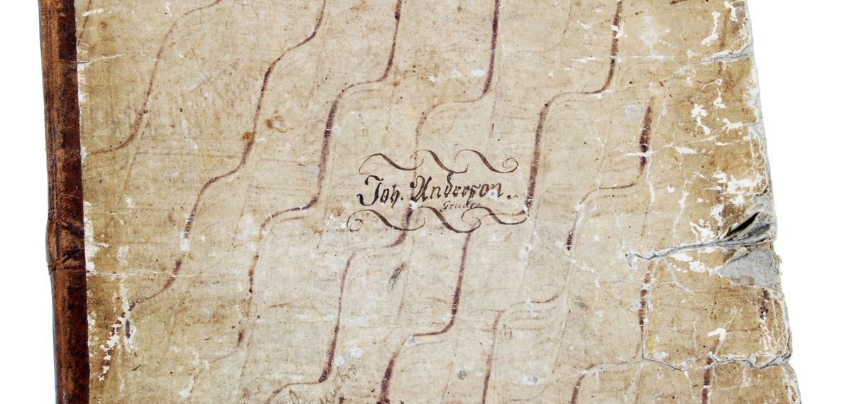 Bok om "Geographi Tabeller". Trådbunden. Klädd med brunt skinn på rygg och hörn. Fram och baksida i sandfärgad papp, med mönster i form av diagonala vågformationer. Bladen ljusbruna, med svart och delvis röd text. Framsidan märkt: "Joh. Anderson. Grude", ägare 1856. Insidan med röd handskrift: "Tillhör Andersson, Grude år 1888". Tryckt hos Benj. Gottl. Schneider, 1728, Stockholm.