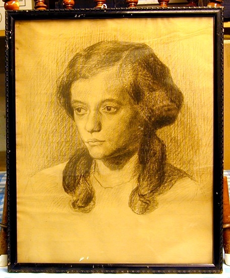 Portrett av en ung kvinne med store mørke øyne og mørkt, langt hår. 