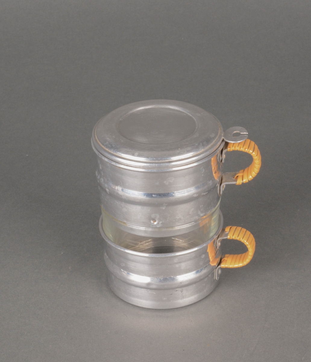 Teglass i 4 deler. Glassholder i metall med hank, glass, Tesil med hank og lokk.