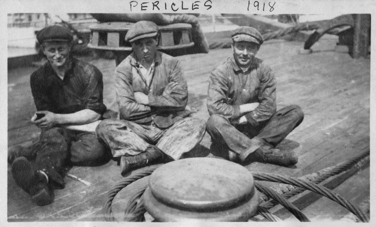 Åtte sjømenn oppstilt på dekk, antagelig på PERICLES i 1918.