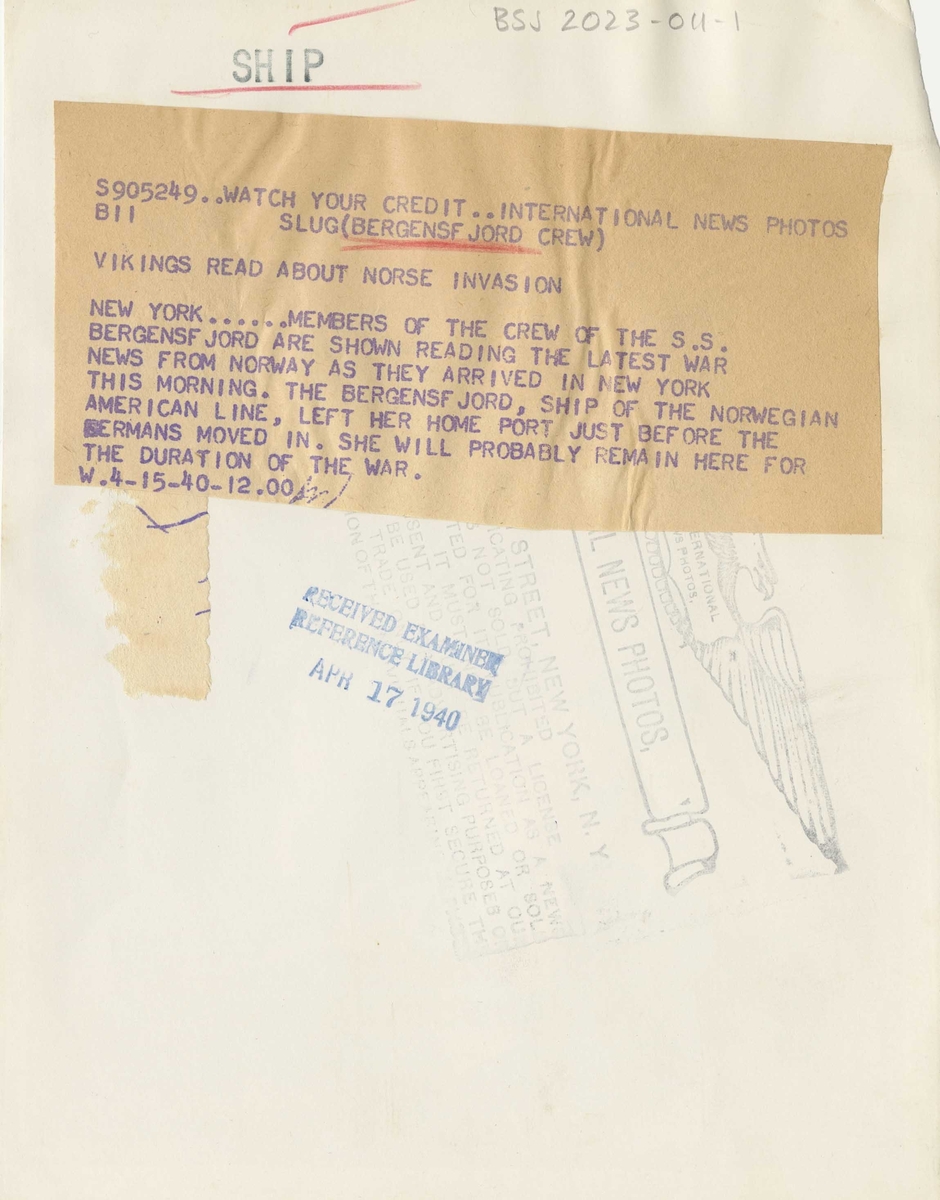 Besetning på BERGENSFJORD leser siste nyheter om krigen ved ankomst New York, 15. april 1940.