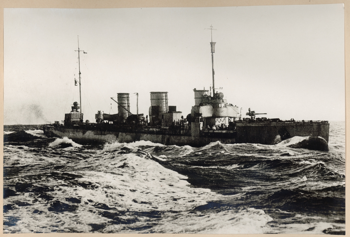 Bilden visar en tysk jagare till havs under Första världskriget. Enligt titeln ska den föreställa den största jagaretypen i den tyska flottan på den tiden.