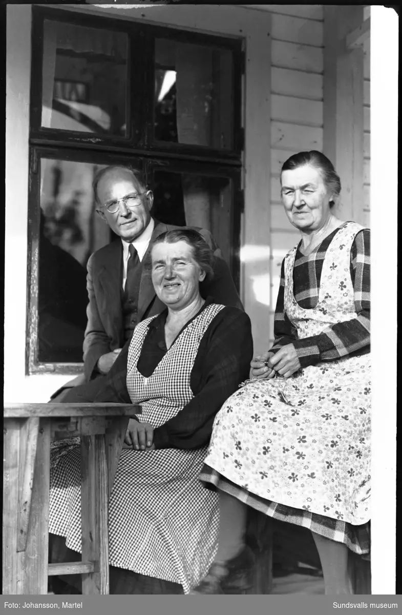 Porträtt på brokvisten med fotografen själv, Martel Johansson och två av hans systrar, Märta Johansson och Sigrid Persson.