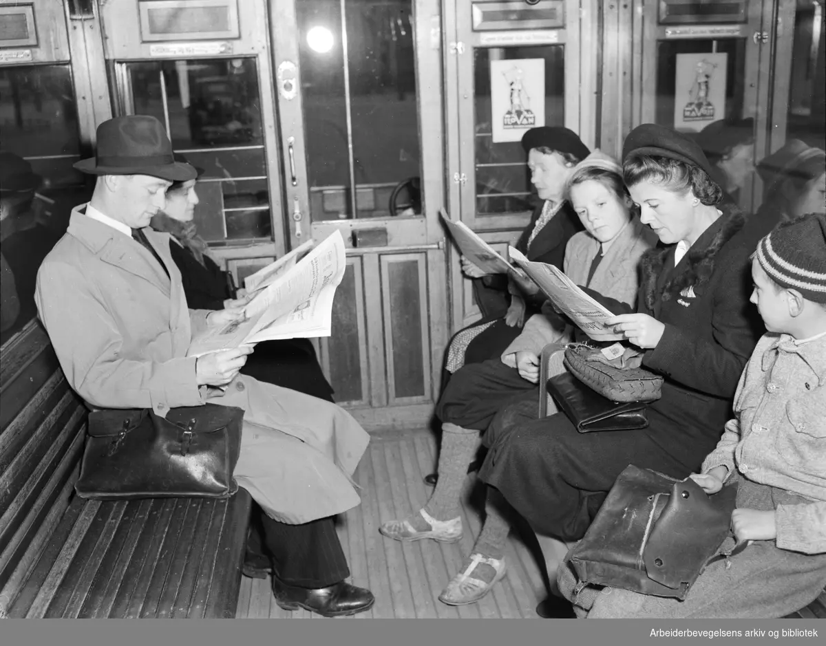Avislesende passasjerer på en Oslo-trikk. (egenannonse for Arbeiderbladet). September 1948