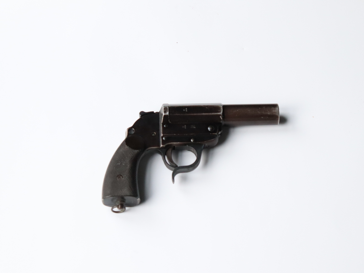 Tysk signalpistol med lærhylster. Pistolen har stempel med tysk ørn.