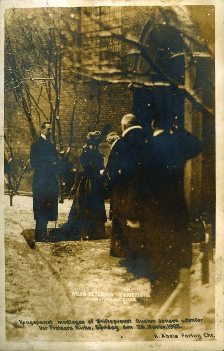 Bilde merket med: "Kongeparret modtages af stiftsprevst Gustav Jensen udenfor Vår Frelsers kirke, søndag den 26 november 1905"