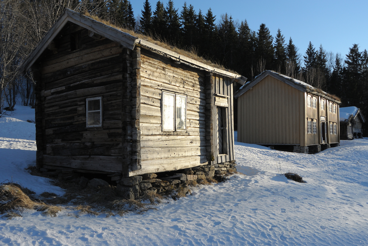 Finnesstua skal opprinnelig ha stått på Sandnes på Tromsøya, der den fungerte som skrivestue (kontor). Den ble flyttet til Finnes på Kvaløya på 1830-tallet, muligens med en mellomperiode på Kraknes. På Finnes fikk stua et tilbygg, og ble benyttet som bolig fram til 1947. Den eldste delen fungerte da som kammers, med soveplasser i 2. etasje. I 1950 ble bygningen plukket ned av Ole Ytreberg. Den bla flyttet til Folkeparken 6-7 år senere, der den ble reist på 1960-tallet. 