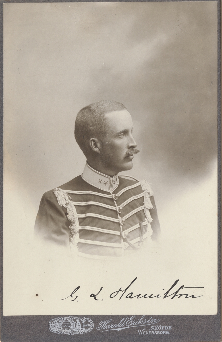 Porträtt av Gustaf Ludvig Hamilton, löjtnant vid Livregementets husarer K 3.