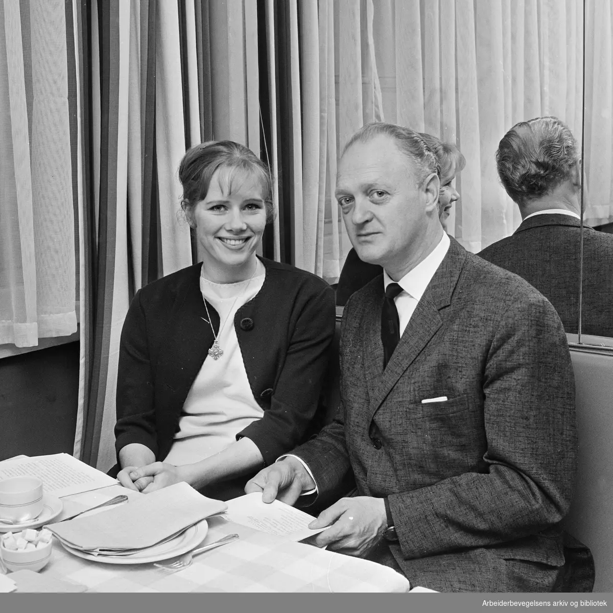 Liv Ullmann og produsent Åke Ahlin fra Sandrew Film & Teater er i Oslo (Hotel Continental) for å promotere spillefilmen "Pan". Februar 1962.
