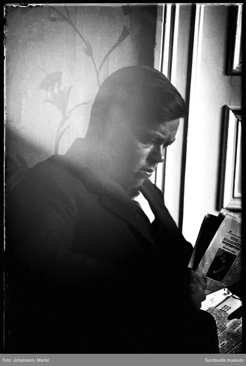 Erik Eng sitter och läser tidningen.