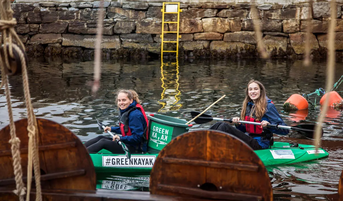 2 jenter på vei ut med miljøkajakk i jakt på søppel i området rundt Norges Fiskerimuseum