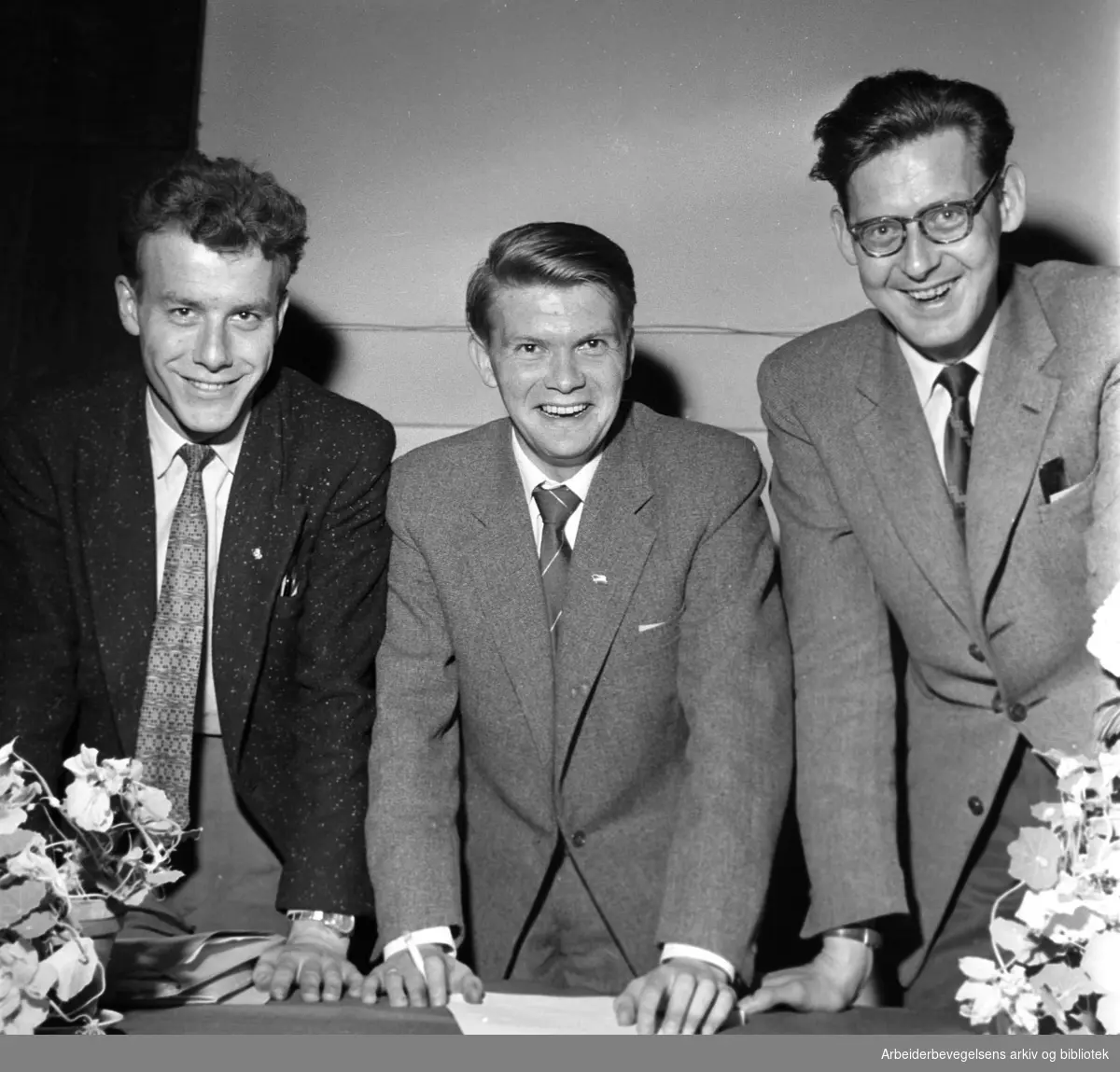 Reiulf Steen, nyvalgt formann Bjartmar Gjerde og Bjørn Skau under AUFs landsmøte 1958