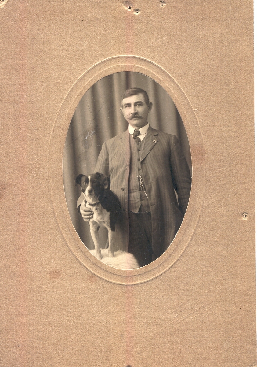 Portrett av Daniel Caplan med en hund