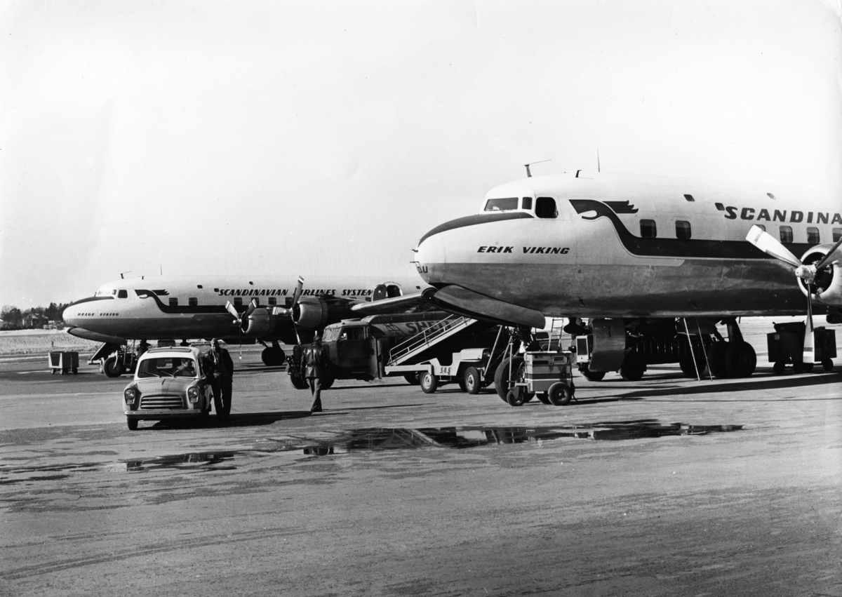 To av SAS sine DC-6B, henholdsvis "Erik Viking" og "Helge Viking" oppstilt på Bromma Flyplass i Stockholm.