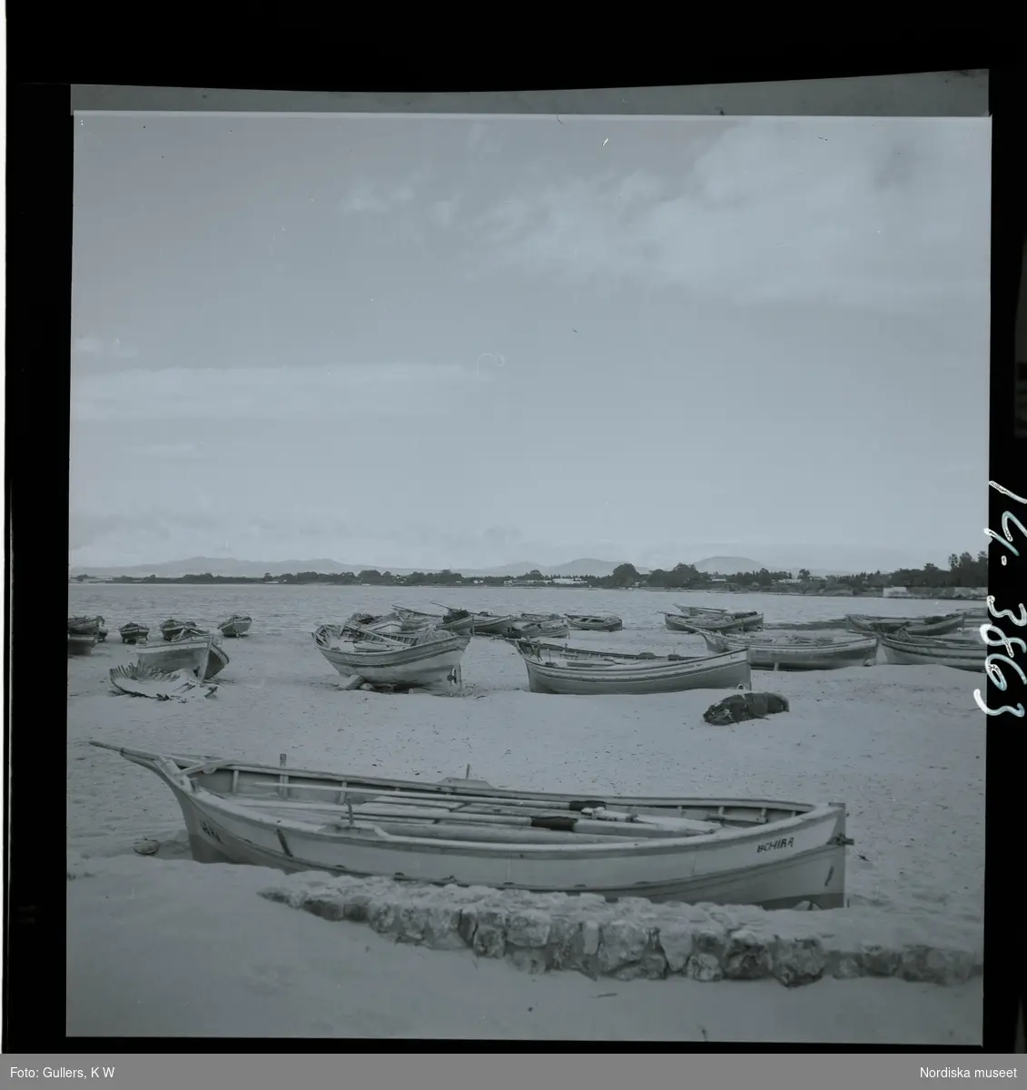 2791/1 Tunisien allmänt. Båtar på strand.