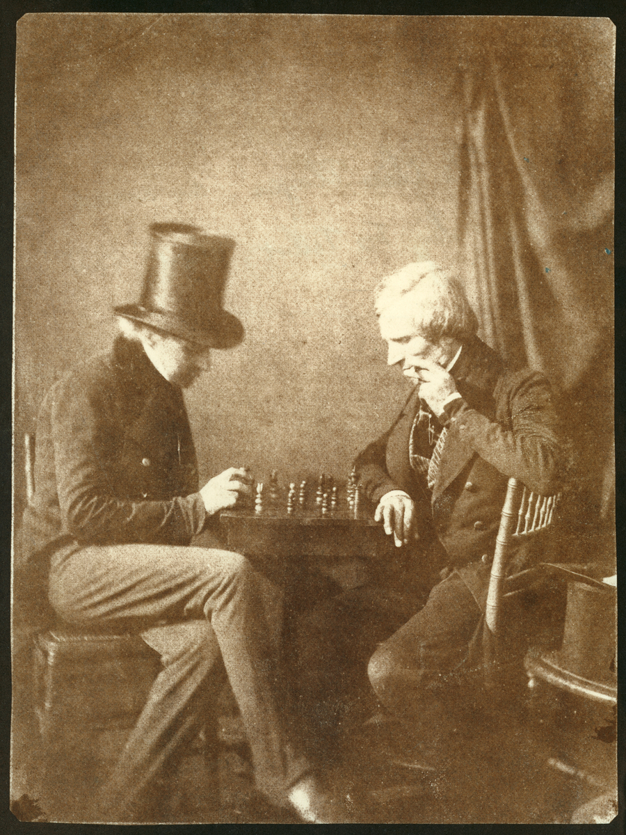 Originalkalotyp. "Schackspelarna", med fotografen Antoine Claudet till höger. Fox Talbot är känd som upphovsmannen till fotografiet men hade troligen inget med fotografiet att göra.