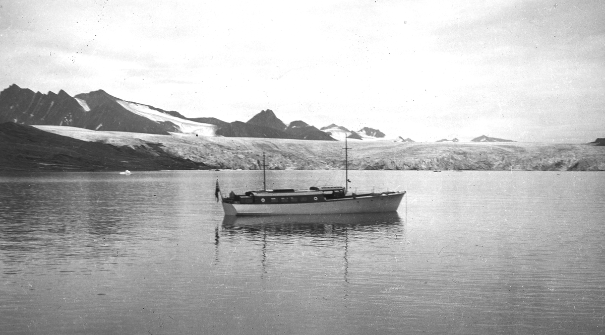 Tekst med bildet: M/S "Barden" i Bellsund 1935. 