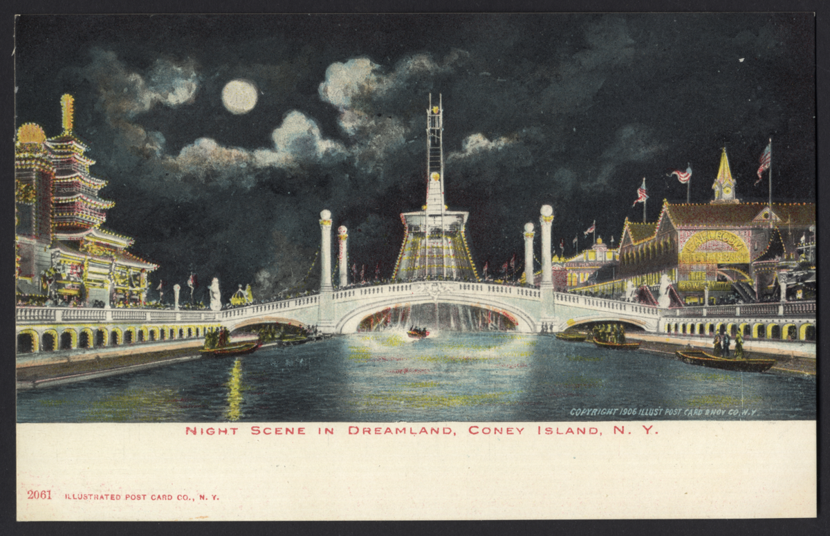 Vykorten visar nöjesparken Dreamland i New York på natten. En bro leder över en bred vattendrag. Längs strandkanten ligger det båtar med passagerare på. Till vänster syns en pagodliknande byggnad. På himmelen strålar fullmånen.