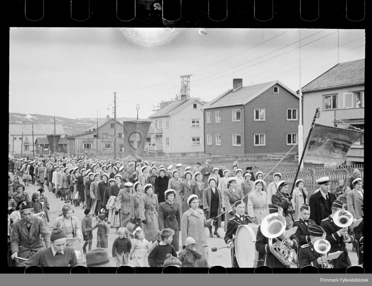 Trolig sangstevne i Kirkenes pinsen 1947 (25 -26 mai), deltakerne har samlet seg til opptog. På det framste banneret i toget står det: Syng deg fram

Sangere fra hele Finnmark samlet seg til stevne i Kirkenes, der i blant fra Båtsfjord, Vardø, Vadsø og Honningsvåg