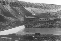 Tekst med bildet: Dam ved Sverdrupbyen.
