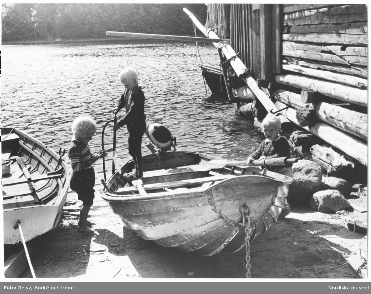 Norrland.  Gånsviks fiskeläge vid Bottenhavet. Barn leker vid båtarna.