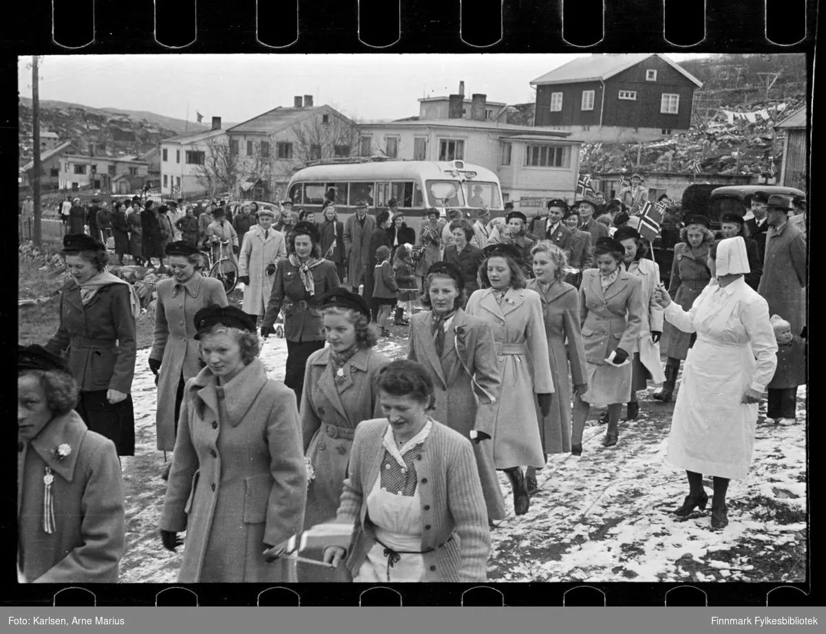 17. mai opptog i Kirkenes, antagelig i 1948 (se historikk)

Helt til høyre kan man se en kvinne i uniform, antagelig sykesøster 