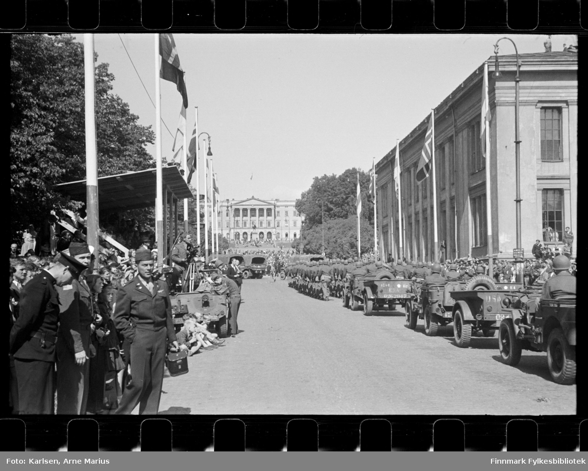 Amerikanske soldater kjører i jeeps i parade på de alliertes dag den 30. juni 1945 (The Allied Forces day). Jeepene var antagelig av modell Willys MB/Willys Jeep

I bakgrunnen kan man se slottet og slotssparken