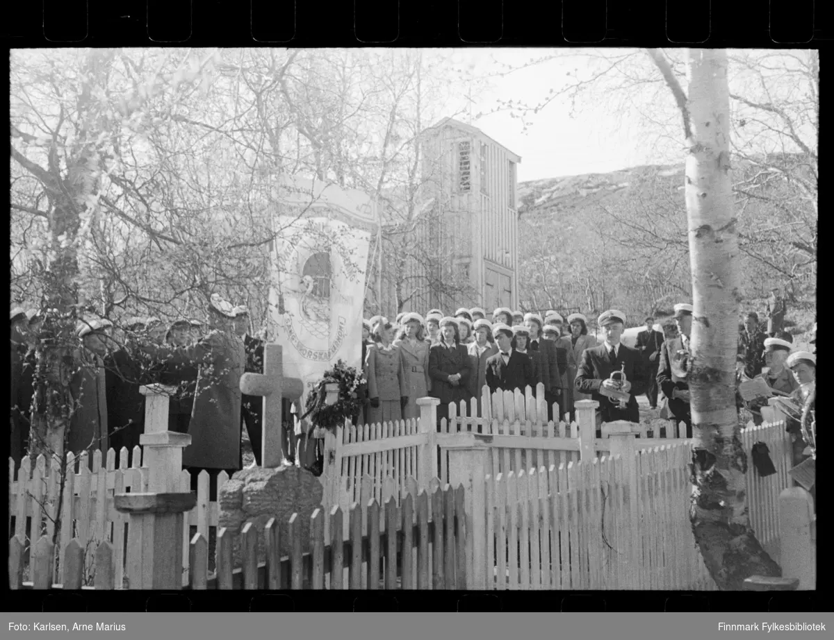 Oppmøte på kirkegård i Kirkenes. Mann og damekor i gruppe 

Foto trolig tatt på slutten av 1940-tallet, eller tidlig 1950-tallet

Kirkenes Mannssangforening til venstre 