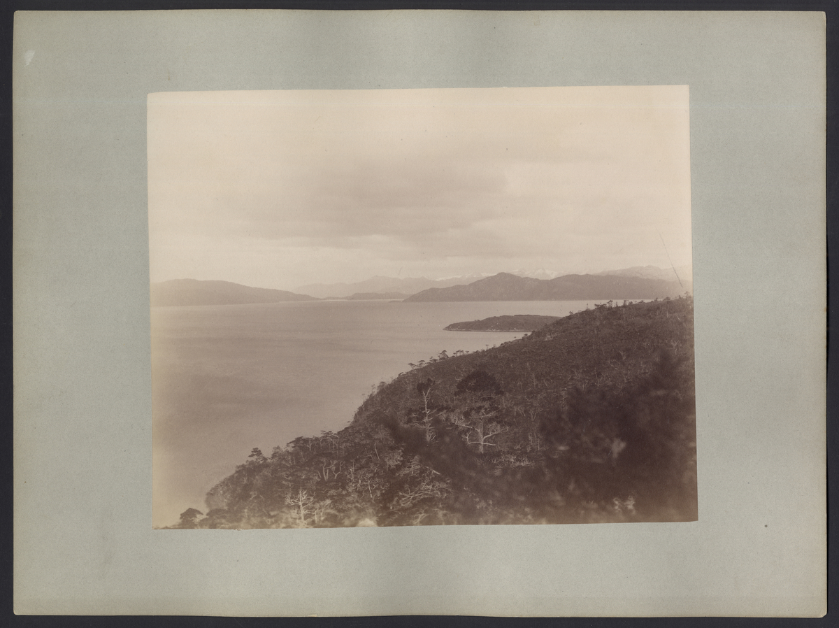 Bilden visar berg- och fjordlandskap i Magellans sund som fotograferades under Vanadis världsomsegling.